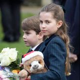 Prinzessin Charlotte schaut ernst neben ihrem kleinen Bruder