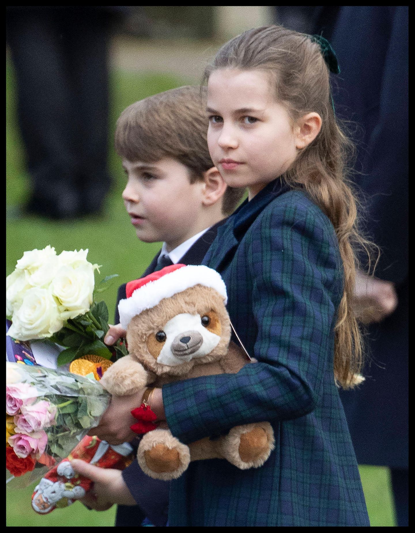 Prinzessin Charlotte schaut ernst neben ihrem kleinen Bruder