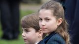 Prinzessin Charlotte schaut ernst neben ihrem kleinen Bruder