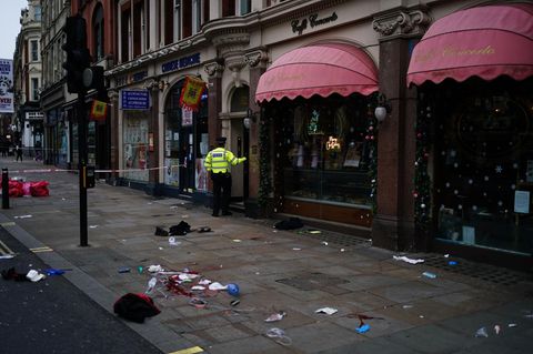 London: Auf einem Gehweg ist noch Blut zu sehen