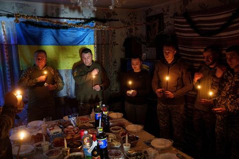 Wie ukrainische Soldaten ihr Weihnachten an der Front verbringen (Video)