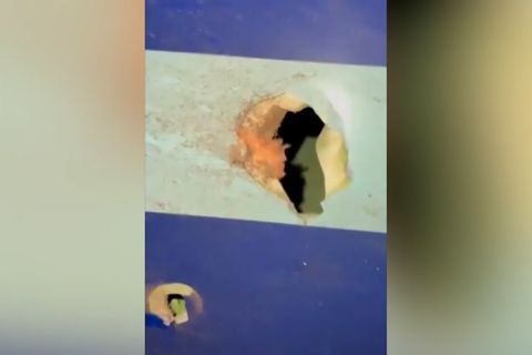 Videos zeigen mögliche Einschlagslöcher: Wurde Flug J28243 abgeschossen?