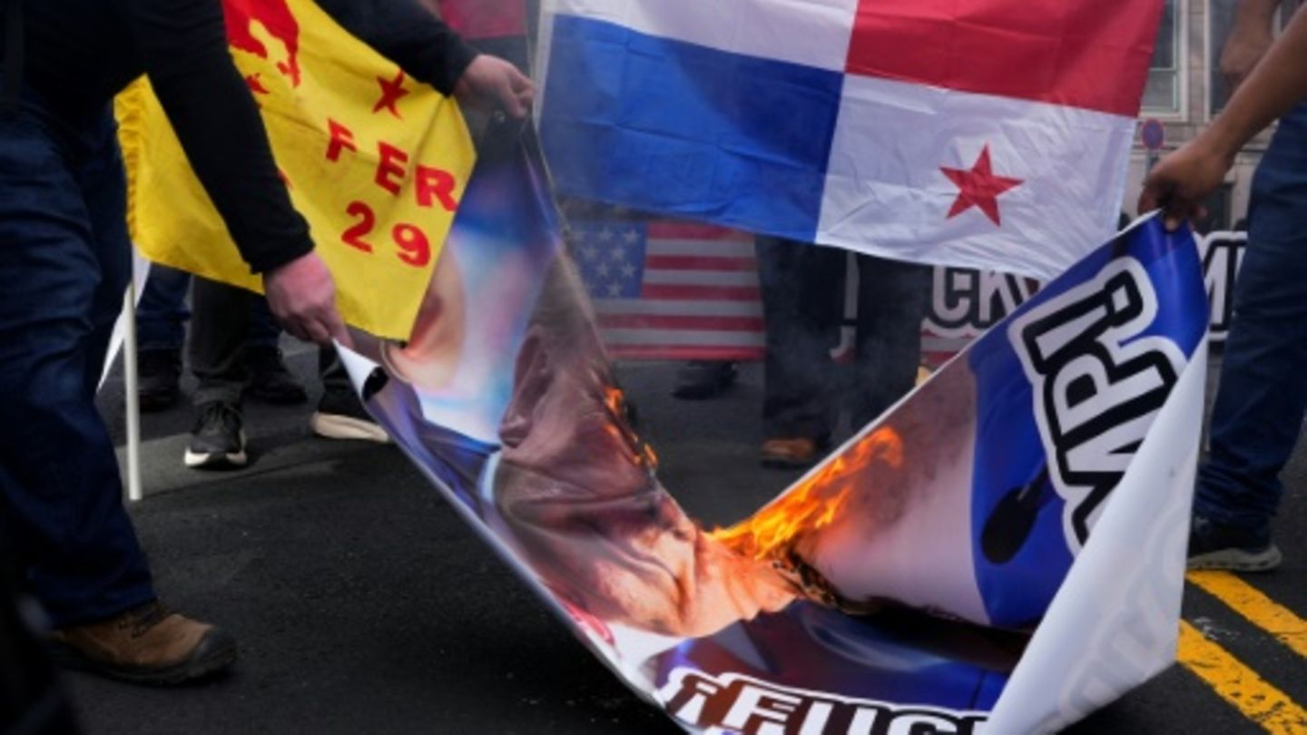 Demonstranten verbrennen Bild des designierten US-Präsidenten Trump