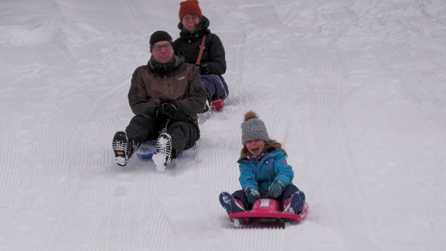 Mittenwald, Deutschland. Pünktlich zu Weihnachten erleben viele Menschen in den Alpen Weiße Weihnachten. Rund um Mittenwald und Garmisch-Partenkirchen genossen die Menschen die weiße Pracht. Die Einheimischen freuen sich: "Endlich wieder weiße Weihnachten"! Auf den Straßen war es teilweise glatt, der Winterdienst war jedoch im Dauereinsatz und konnte die Straßen freihalten. Nach den Schneefällen wird es die kommenden Tage richtig kalt und sonnig. Wer Urlaub in den Alpen gebucht hat, hat dieses Jahr alles richtig gemacht. 