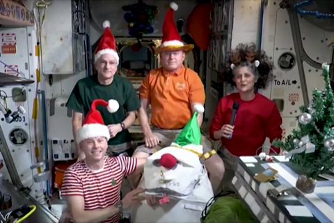 ISS-Astronauten senden Weihnachtsgrüße aus dem Weltall (Video)
