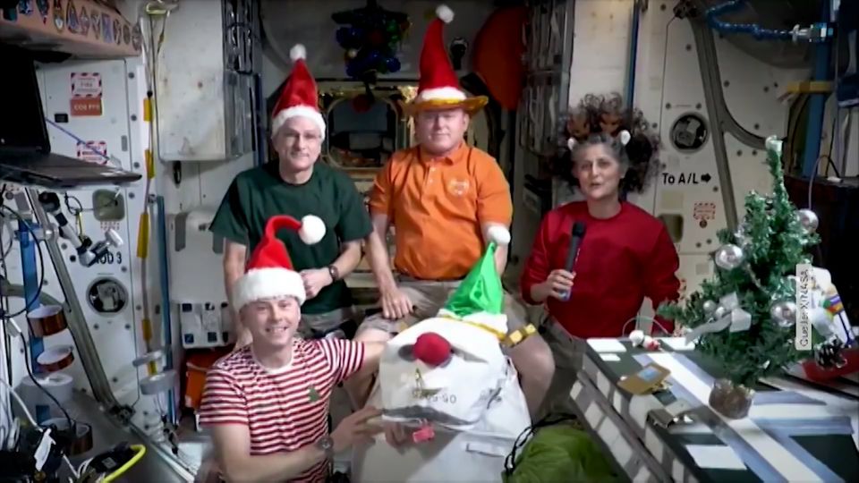ISS-Astronauten senden Weihnachtsgrüße aus dem Weltall (Video)