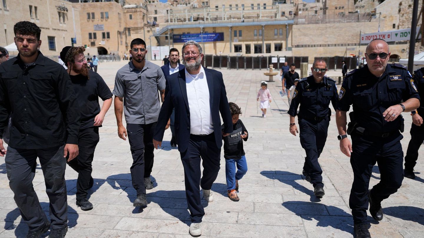 Israel’s police minister provokes with prayer on the Temple Mount
