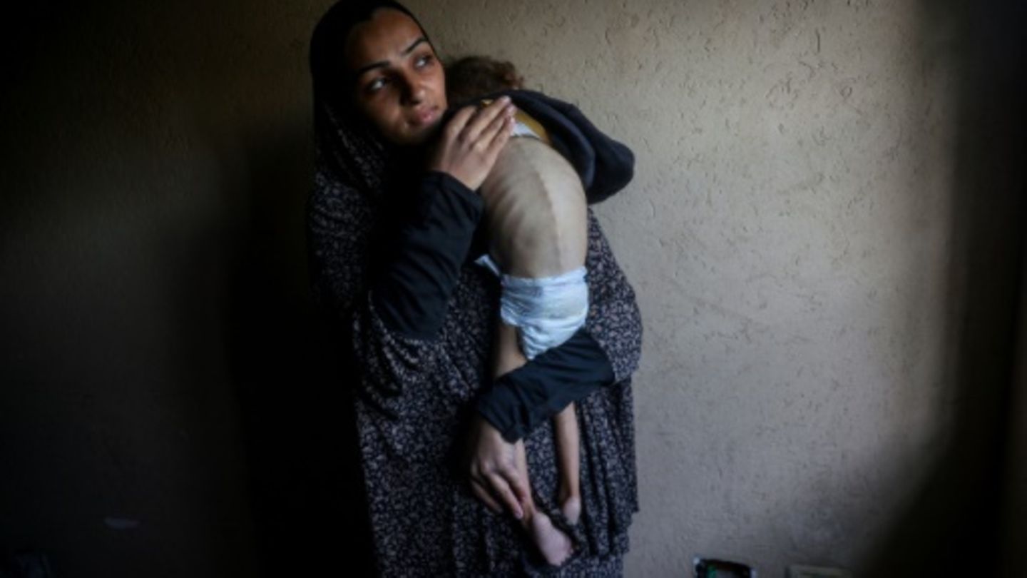 Palästinensische Mutter mit ihrer Tochter im Gazastreifen
