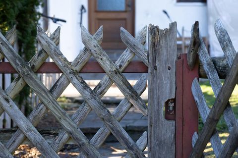 Ein Bild der Zaunpforte am Tatort in Rosenheim