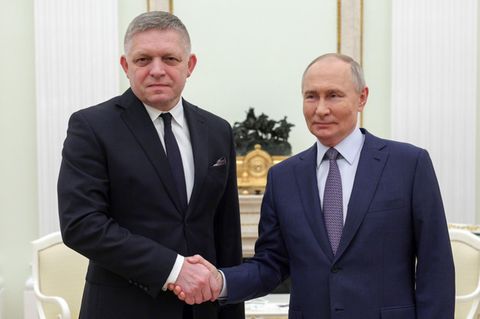 Der russische Präsident Wladimir Putin (r) und der slowakische Ministerpräsident Robert Fico