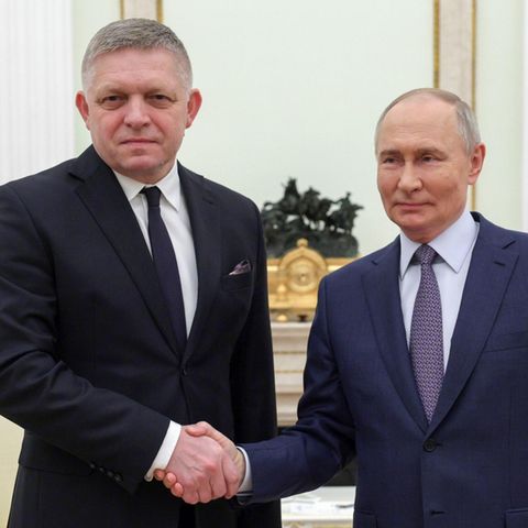 Der russische Präsident Wladimir Putin (r) und der slowakische Ministerpräsident Robert Fico