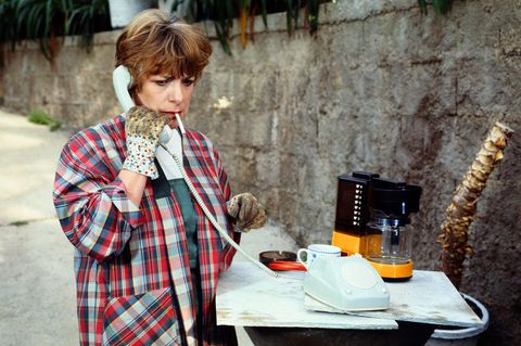 Hannelore Hoger 1994 in "Der Alte" bei der Gartenarbeit mit Kaffe und Zigarette