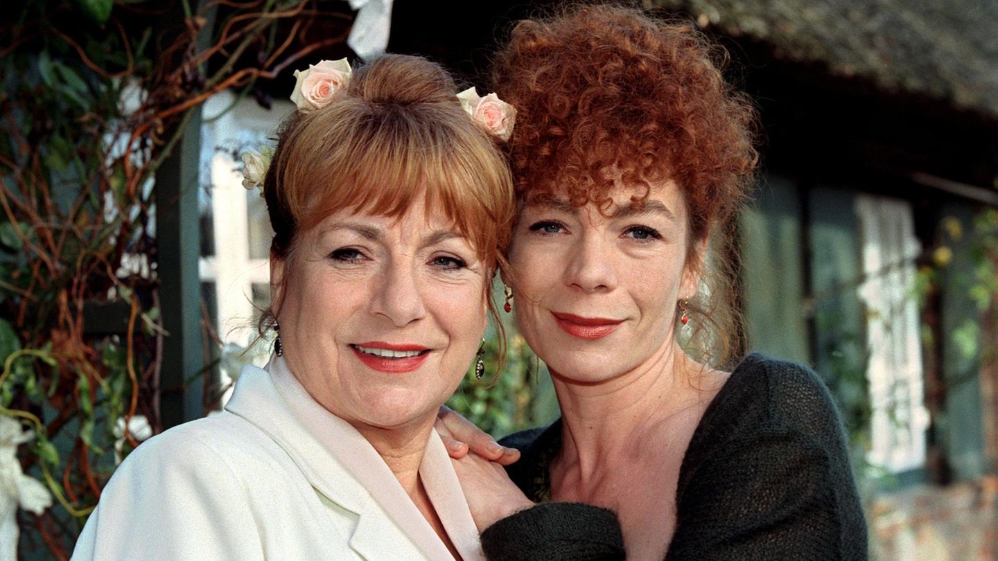 Hannelore Hoger mit ihrer Tochter Nina bei einem Pressetermin. Die beiden schmiegen ihre Köpfe aneinander