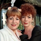 Hannelore Hoger mit ihrer Tochter Nina bei einem Pressetermin. Die beiden schmiegen ihre Köpfe aneinander