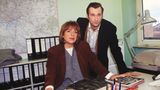 Hannelore Hoger in "Bella Block" am Schreibtisch mit Peter Lohmeyer