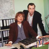 Hannelore Hoger in "Bella Block" am Schreibtisch mit Peter Lohmeyer