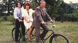 Hannelore Hoger 1991 in dem Fernsehfilm "Tandem" zwischen zwei Kollegen auf einem Dreier-Tandem
