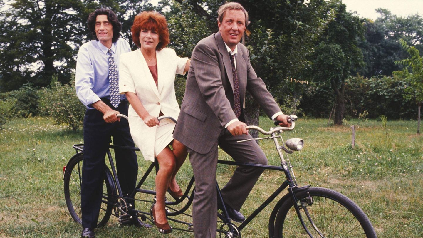 Hannelore Hoger 1991 in dem Fernsehfilm "Tandem" zwischen zwei Kollegen auf einem Dreier-Tandem