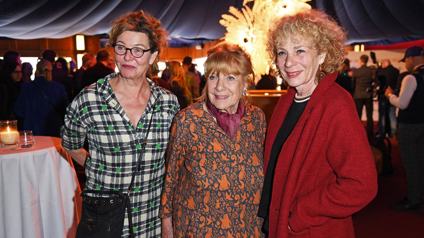 Hannelore Hoger 2023 mit Tochter Nina und der Schauspielerin Margarita Broich (links)