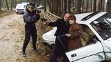 Hannelore Hoger in der Serie "Peter Strohm" mit Klaus Löwitsch, der eine Waffe hält