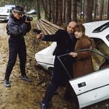 Hannelore Hoger in der Serie "Peter Strohm" mit Klaus Löwitsch, der eine Waffe hält