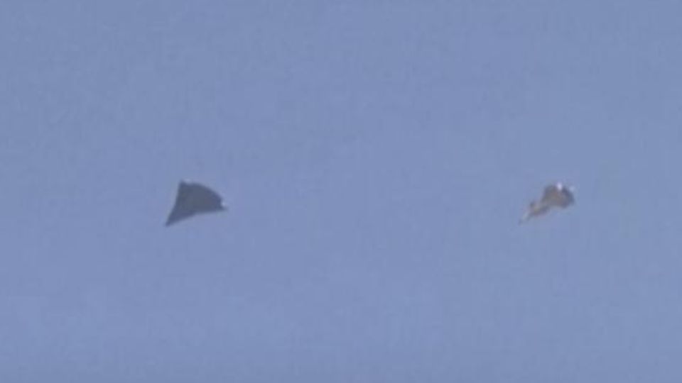 Videoaufnahmen zeigen: So sollen neue chinesische Tarnkappenflugzeuge aussehen Militärische Tarnkappentechnik ist bekanntlich nur kurz auf dem Radar zu erkennen: Diese beiden vermeintlichen neuen Flugzeuge aus China wurden nun jedoch in der Luft gesichtet.