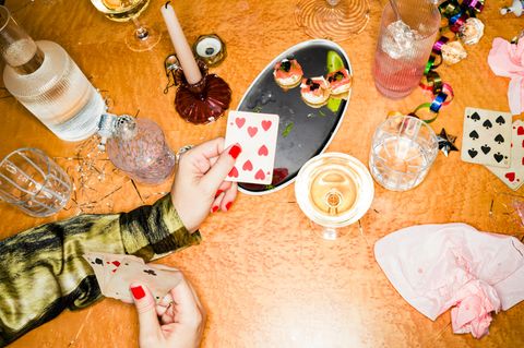 Personen spielen an Silvester