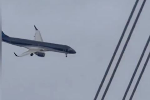 Mann betet – und überlebt: Flugzeugunglück in Kasachstan: Video soll Momente vor dem Absturz zeigen