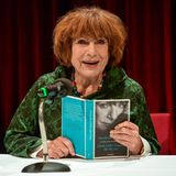 Hannelore Hoger 2017 bei einer Lesung aus ihrer Biografie, die sie in den Händen hält
