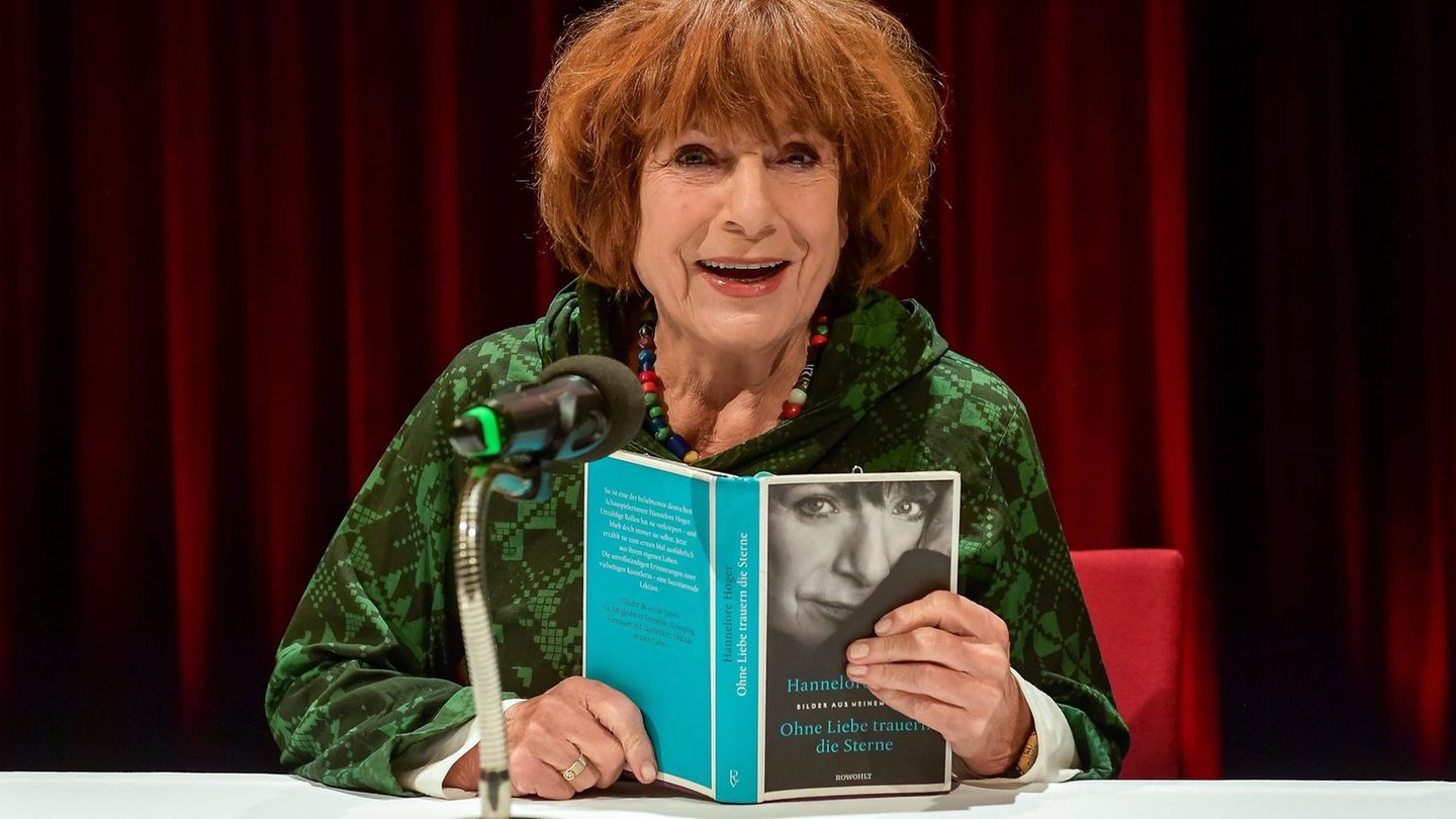 Hannelore Hoger 2017 bei einer Lesung aus ihrer Biografie, die sie in den Händen hält