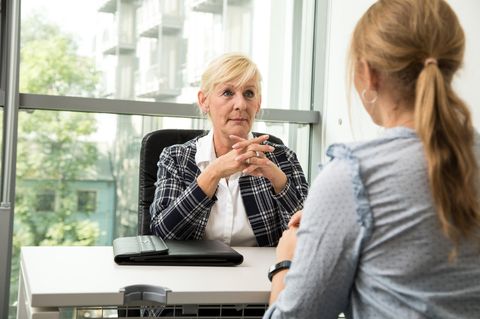 Eine Frau verhandelt mit ihrer Chefin ums Gehalt