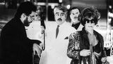 1997 besetzte der große Helmut Dietl Hannelore Hoger in "Rossini": In dem Kinofilm über die Münchner Schickeria glänzte sie als Klatschreporterin – hier an der Seite von Götz George, Mario Adorf und Burghart Klaussner