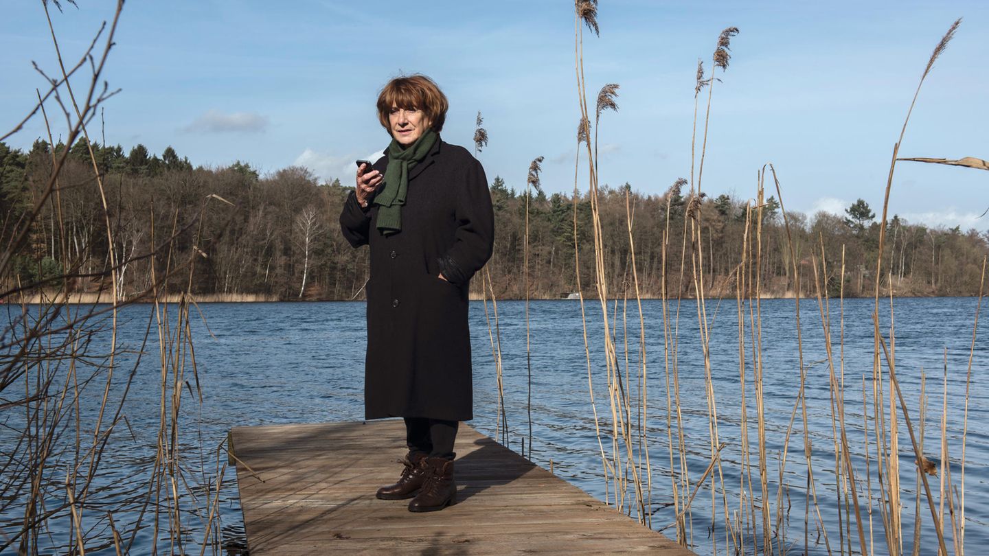 Hannelore steht als Bella Block an einem See