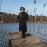 Hannelore steht als Bella Block an einem See