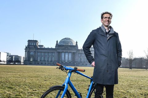 Mit dem Fahrrad vor dem Bundestagsgebäude: Heinrich Strößenreuther