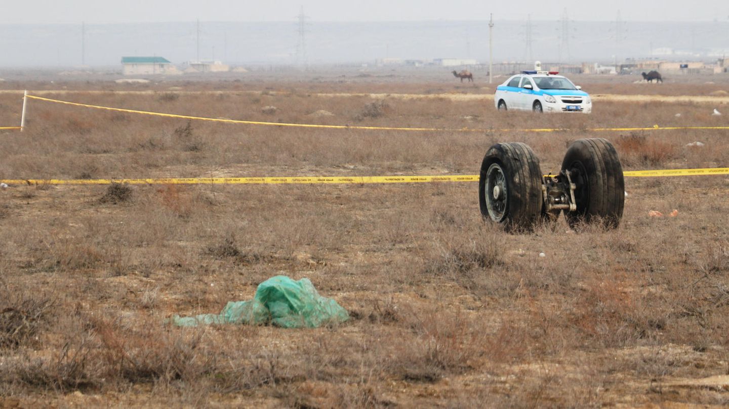 An der Absturzstelle eines Passagierflugzeugs der Azerbaijan Airlines (AZAL) in der Nähe von Aktau, Kasachstan
