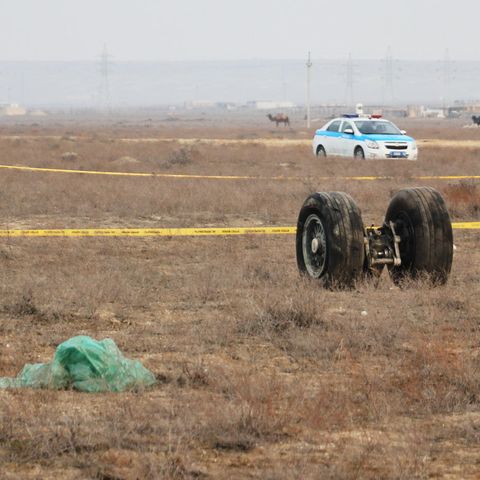 An der Absturzstelle eines Passagierflugzeugs der Azerbaijan Airlines (AZAL) in der Nähe von Aktau, Kasachstan