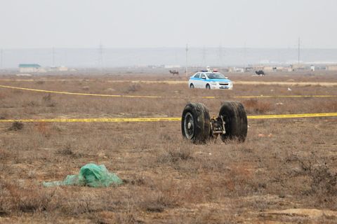 An der Absturzstelle eines Passagierflugzeugs der Azerbaijan Airlines (AZAL) in der Nähe von Aktau, Kasachstan