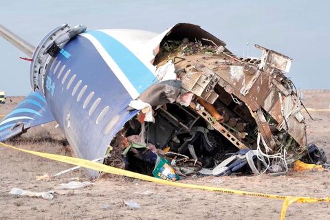 Das Wrack einer Embraer 190 der Azerbaijan Airlines