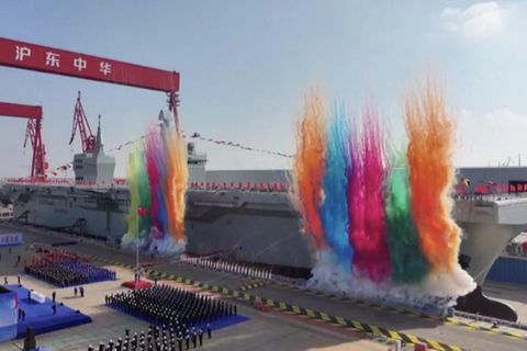 Mit 40.000 Tonnen Verdrängung und einem Landeplatz für Flugjets zählt die "Sichuan" zu den größten Schiffen ihrer Art. Bald soll das 260 Meter lange Kriegsschiff seeerprobt werden.