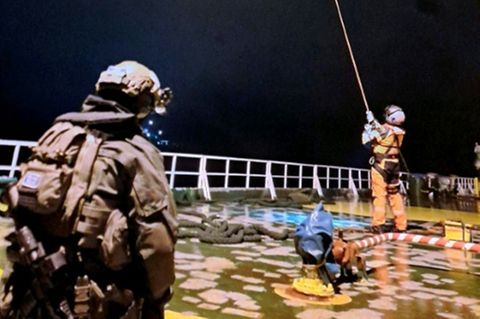 Finnische Grenzschützer an Bord der "Eagle S"