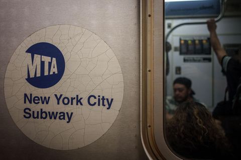Eine schlafende Frau wurde in einer U-Bahn in New York angezündet