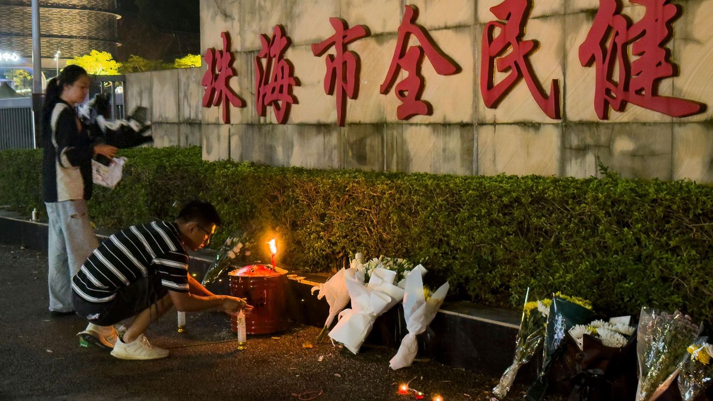 Ein Mann zündet eine Kerze vor dem "Zhuhai People's Fitness Plaza" in China an. Hier war der Mann mit seinem Auto absichtlich in eine Menschenmenge gerast. (Archivbild)