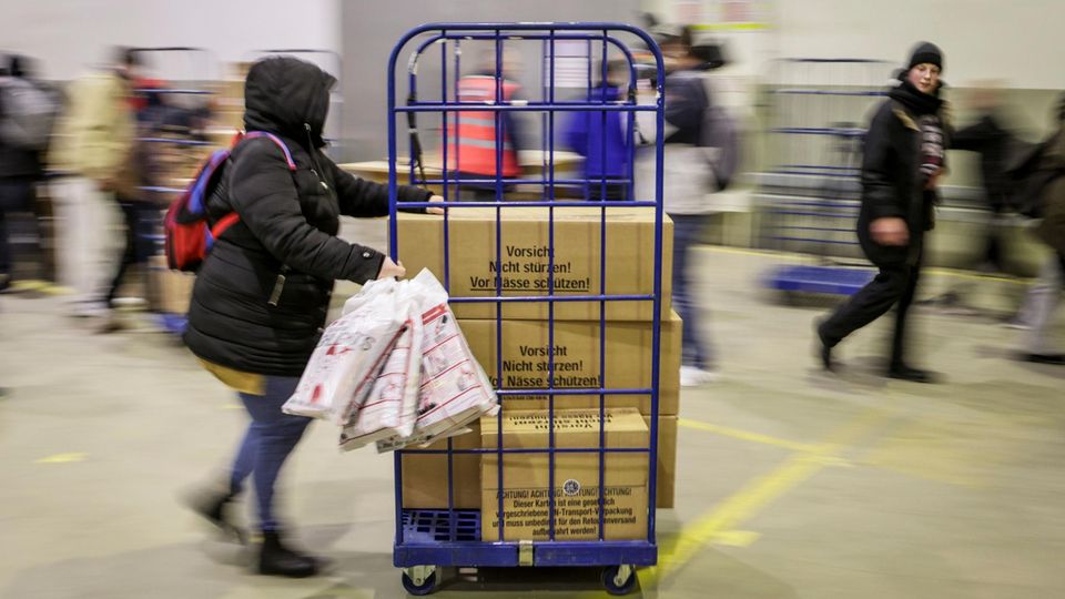 Feuerwerksverkauf gestartet: "Die meisten stehen hier seit gestern Abend"