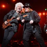 Einen Monat lang tourt die Band Toto ("Africa", "Rosanna") durch Europa - und gibt auch Shows in Stuttgart (18.2.) und Düsseldorf (19.2.). Toto wurde 1976 gegründet und ist wegen diverser Besetzungswechsel inzwischen eher ein musikalisches Kollektiv als eine Band. Trotzdem werden Fans sicher auf ihre Kosten kommen – der Gitarrist und Sänger Steve Lukather als Konstante wird dafür sorgen. 