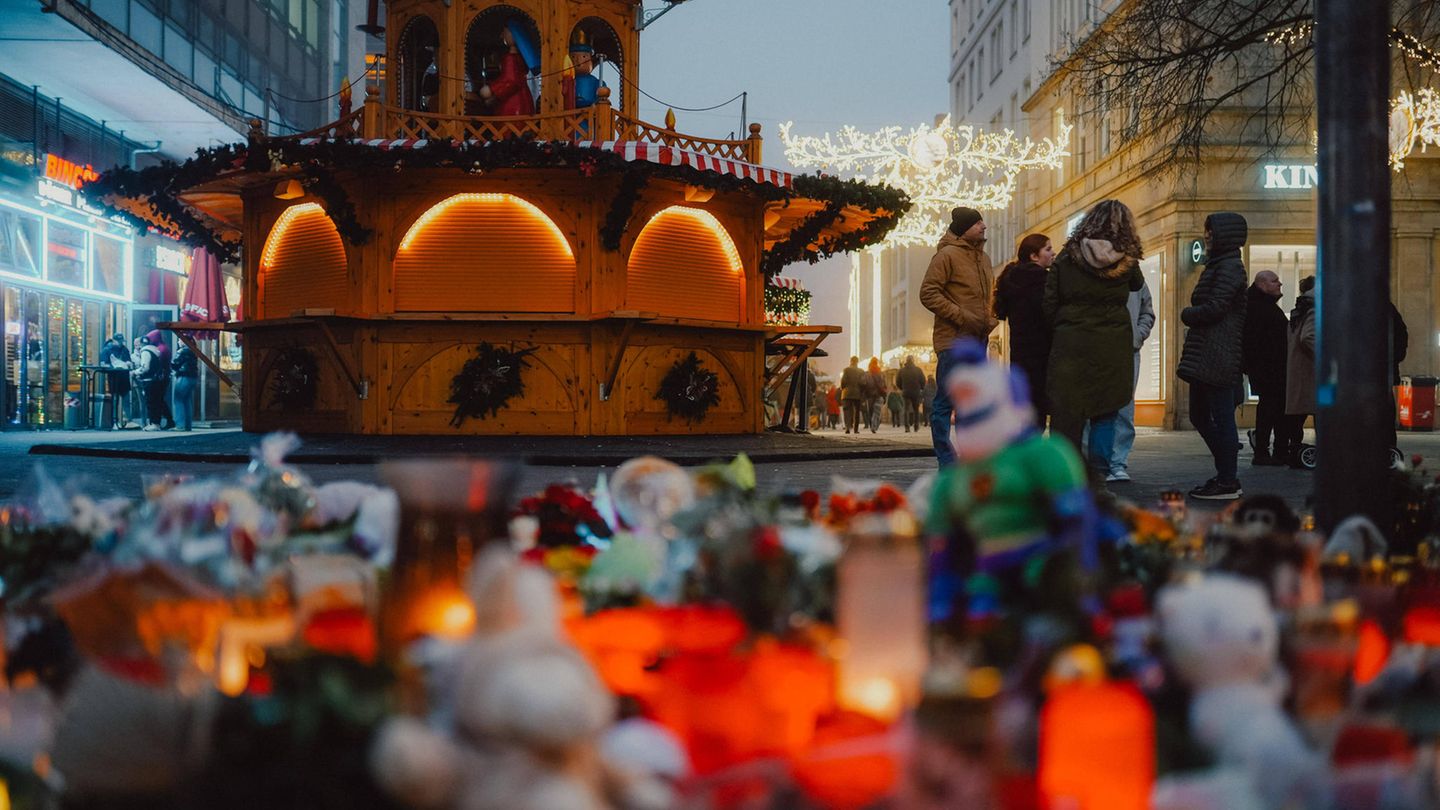 Kerzen erinnern auf dem Weihnachtsmarkt in Magdeburg an den Anschlag Grabkerzen und Kuscheltiere stehen vor einem Stand auf dem Weihnachtsmarkt in Magdeburg