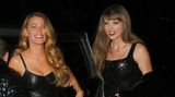 Blake Lively ist auch eng mit Superstar Taylor Swift verbunden. Die beiden lernten sich im Dezember 2015 kennen. Swift hat sogar die Namen – und Stimmen – der Kinder von Reynolds und Lively in Lieder wie "Betty" und "Gorgeous" einfließen lassen. Lively gab im November 2021 auch ihr Regiedebüt mit dem Musikvideo "I Bet You Think About Me" der Sängerin. Im Film "It Ends with Us" ist ihr Song "My Tears Ricochet" in einer besonders emotionalen Szene zu hören. "Alle ihre Songs sind großartig, wir hätten jeden Song nehmen können", so Lively