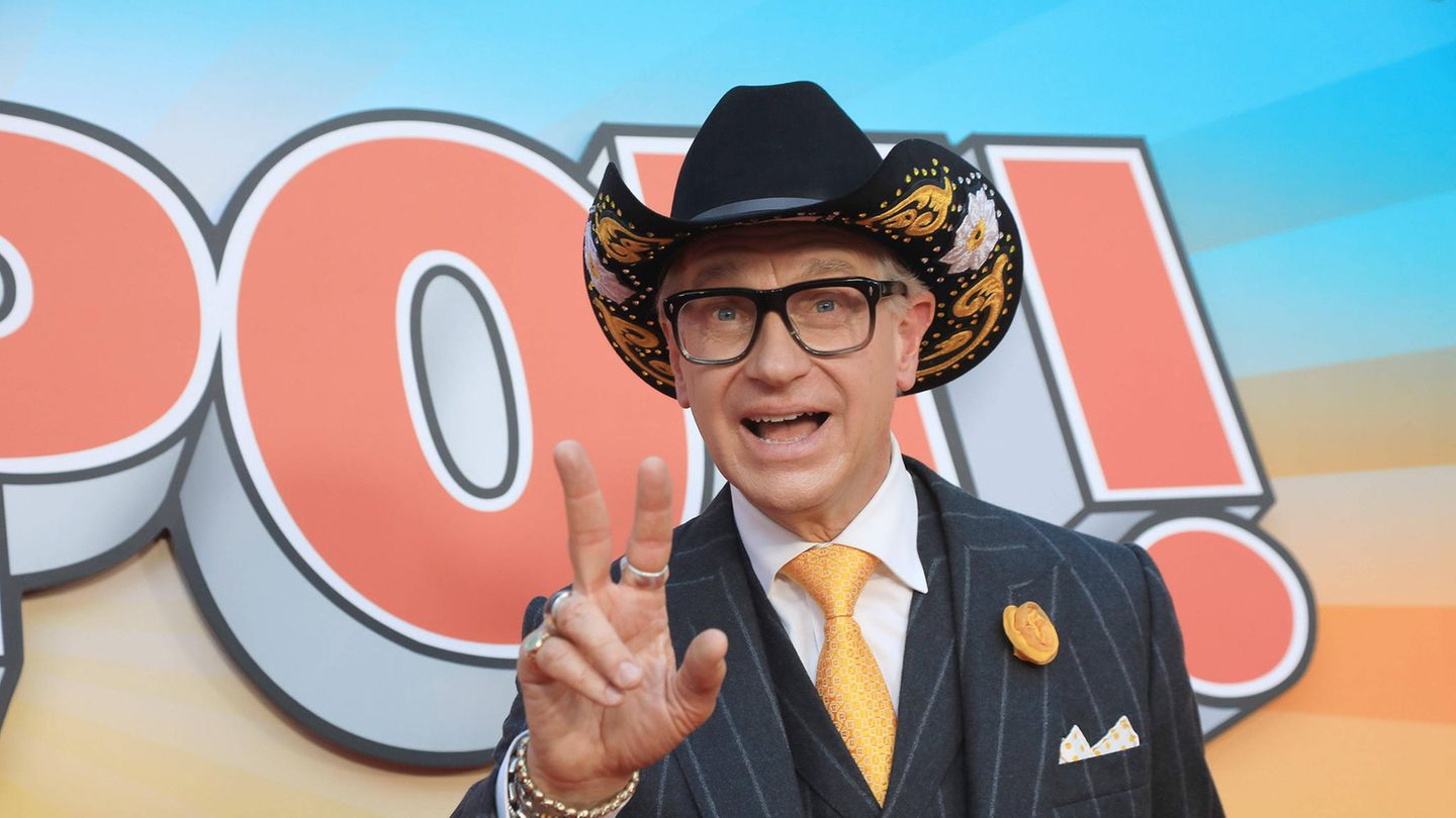 Ähnlich äußerte sich auch Regisseur Paul Feig, 62, der mit Lively für die Filme "Nur ein kleiner Gefallen" (2018) und "Ein einfacher Gefallen 2" (2025) zusammengearbeitet hatte. "Ich habe jetzt zwei Filme mit Blake gedreht, und ich kann nur sagen, dass sie eine der professionellsten, kreativsten, kooperativsten, talentiertesten und nettesten Menschen ist, mit denen ich je gearbeitet habe", schrieb Feig auf X. Lively habe "diese Verleumdungskampagne gegen sie wirklich nicht verdient". Der Drehbuchautor finde es "furchtbar, dass sie das durchmachen musste"