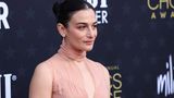 Auch Livelys Co-Star Jenny Slate, die mit ihr zusammen in "Nur noch ein einziges Mal" spielte, schlägt sich auf ihre Seite: "Als Blake Livelys Schauspielkollegin und Freundin spreche ich ihr meine Unterstützung aus, während sie gegen diejenigen vorgeht, die angeblich einen Angriff auf ihren Ruf geplant und durchgeführt haben (...). Was über den Angriff auf Blake bekannt geworden ist, ist furchtbar düster, verstörend und absolut bedrohlich", so Slate. "Ich spreche meiner Freundin meine Anerkennung aus, ich bewundere ihren Mut und ich stehe an ihrer Seite."