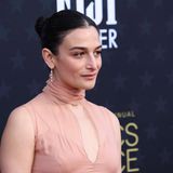 Auch Livelys Co-Star Jenny Slate, die mit ihr zusammen in "Nur noch ein einziges Mal" spielte, schlägt sich auf ihre Seite: "Als Blake Livelys Schauspielkollegin und Freundin spreche ich ihr meine Unterstützung aus, während sie gegen diejenigen vorgeht, die angeblich einen Angriff auf ihren Ruf geplant und durchgeführt haben (...). Was über den Angriff auf Blake bekannt geworden ist, ist furchtbar düster, verstörend und absolut bedrohlich", so Slate. "Ich spreche meiner Freundin meine Anerkennung aus, ich bewundere ihren Mut und ich stehe an ihrer Seite."